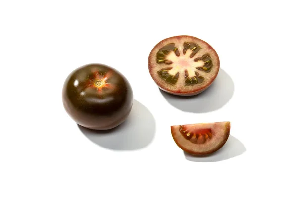 Tomate kumato fresco isolado — Fotografia de Stock