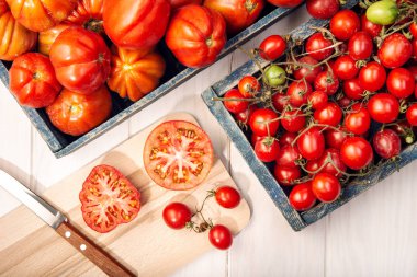Ahşap arka planda sandıklarda Variety Taze domates