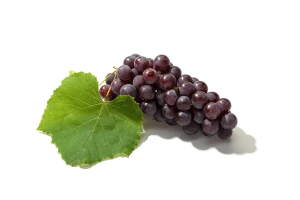 Świeże czerwone winogrona izolowane na białym tle — Zdjęcie stockowe