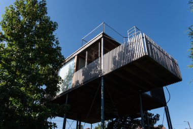 Modern yükseltilmiş ahşap kabin cephesi