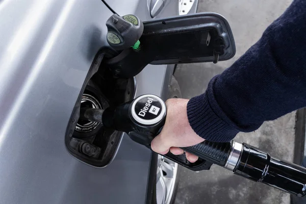 Boquilla diesel de mano para repostaje de automóviles en gasolinera — Foto de Stock