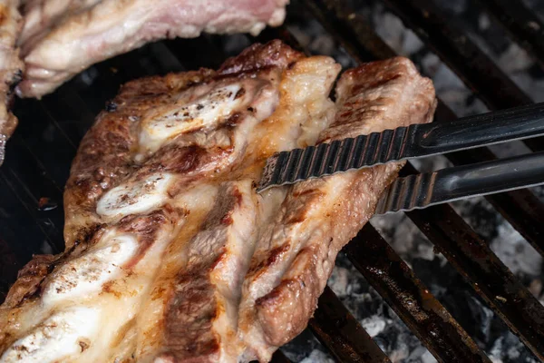 Parrilla de barbacoa con costillas de cerdo a la parrilla — Foto de Stock