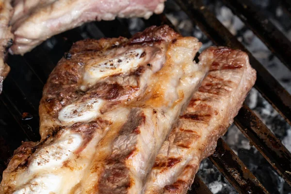 Parrilla de barbacoa con costillas de cerdo a la parrilla — Foto de Stock