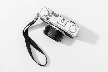 Düz film kamerası beyaz arkaplanda izole edildi