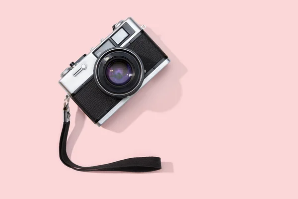 Камера на розовом фоне — стоковое фото
