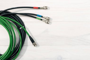 İletişim geçmişi. Beyaz ahşap masadaki profesyonel video kabloları. Boşluğu kopyala