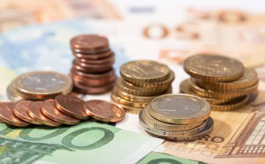 Para geçmişi. Euro para banknotları ve madeni paralar. Avrupa Birliği Ekonomi Konsepti