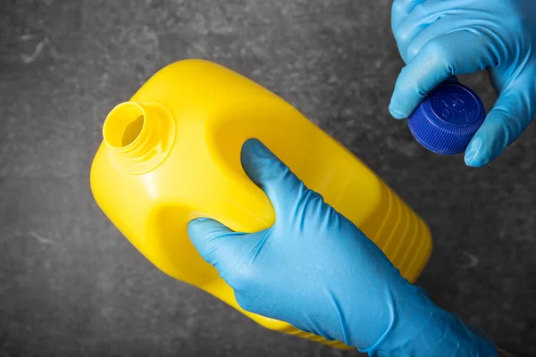 Ludzka Ręka Rękawiczce Ochronnej Trzymająca Żółtą Butelkę Wybielacza Koncepcja Dezynfekcji — Zdjęcie stockowe