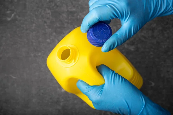 Рука Людини Захисній Рукавичці Відкриває Жовту Пляшку Відбілювача Концепція Дезінфекції — стокове фото