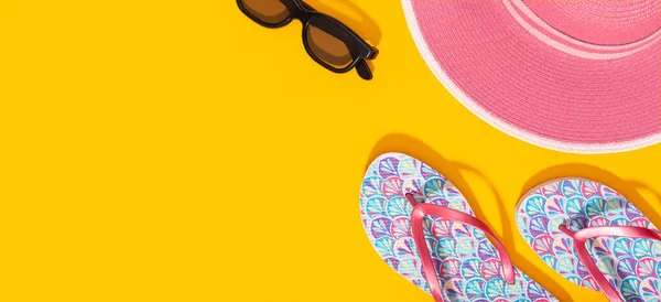 Banner Composición Plana Con Accesorios Vacaciones Verano Sobre Fondo Amarillo —  Fotos de Stock