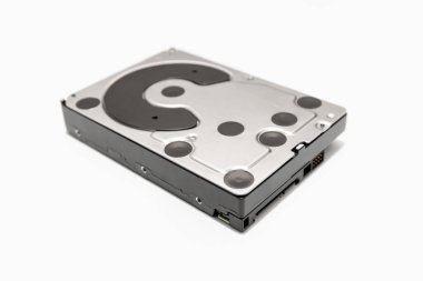 Sabit disk HDD beyaz arkaplanda izole edildi. Bilgisayar donanım veri depolama.