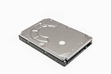 Sabit disk HDD beyaz arkaplanda izole edildi. Bilgisayar donanım veri depolama.