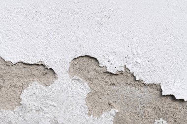 Duvarda hasar var. Sıva ve boya tıkanıklığı, yüzeyde hasar. Soyulmuş alçı duvar arkaplanı