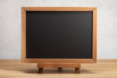 Masada boş bir okul tahtası var. Model