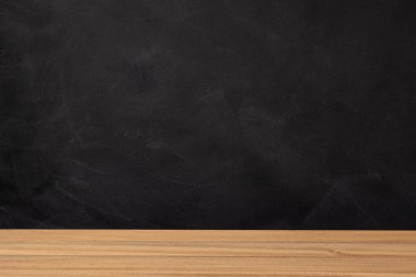 Okul geçmişine dönelim. Tahta masa ve boş tahta arka plan. Boşluğu kopyala