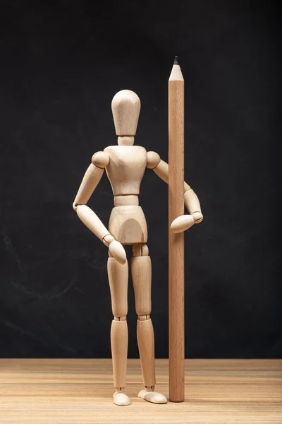 鉛筆を持った木製のマネキン 図面またはデザインのコンセプト — ストック写真