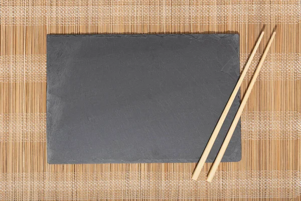 Boş Siyah Tahta Tepsi Tabağı Bambu Desenli Arka Planda Yemek — Stok fotoğraf