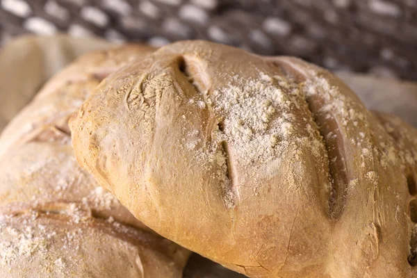 素朴な木製の背景に自家製パン 素朴なパン屋さん — ストック写真