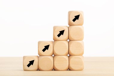İş büyüme süreci konsepti. Tahta bloklardaki ok simgesi