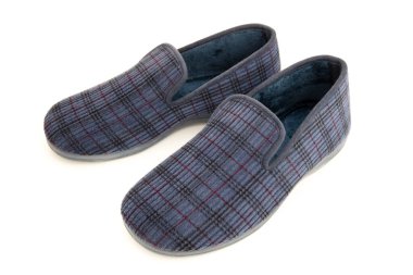 Beyaz arka planda izole edilmiş erkek terlikleri. Kış iç ayakkabıları