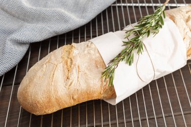 Ahşap arka planda ev yapımı somun ekmek. Köylü pastanesi