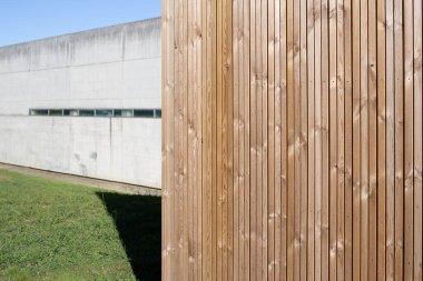 Ahşap kaplama ve beton cepheli modern bina. Ekolojik ahşap ön cephe termal yalıtımı