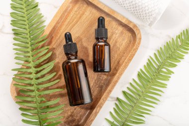 Ahşap tepside gerekli yağ şişesi. Güzellik, cilt bakımı, sağlık.