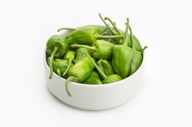 Beyaz arka planda taze Padron biberi. Capsicum yıllık