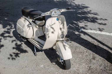 Galiçya, İspanya - 15 Ekim 2020: 60 'ların eski Vespa GT 125 motosikleti.