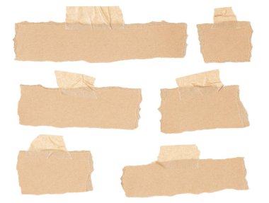 Beyaz arkaplanda izole edilmiş maskeleme bandıyla düzensiz kenarları olan çeşitli boş karton notlar.