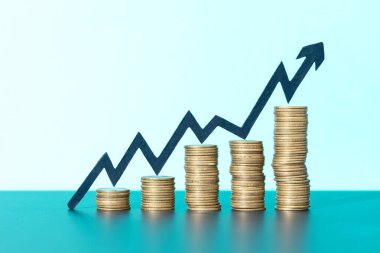 Madeni para yığınları ve yükselen ok pozitif finansal büyüme, iş başarısı konseptini gösteriyor. Boşluğu kopyala