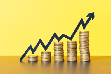 Yükselen oklu para yığınları zenginliği ve iş büyümesini gösteriyor. Boşluğu kopyala