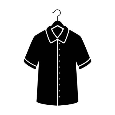 Askıda asılı duran polo tişörtün silueti.