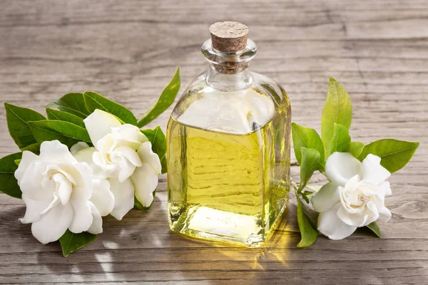 Aceite esencial de Gardenia sobre mesa de madera - foto de stock
