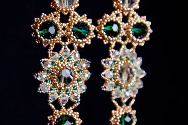 Χειροποίητα Κοσμήματα Χάντρες Στη Μακροεντολή Σκουλαρίκια Από Λευκές Χάντρες Σκουλαρίκια — Φωτογραφία Αρχείου