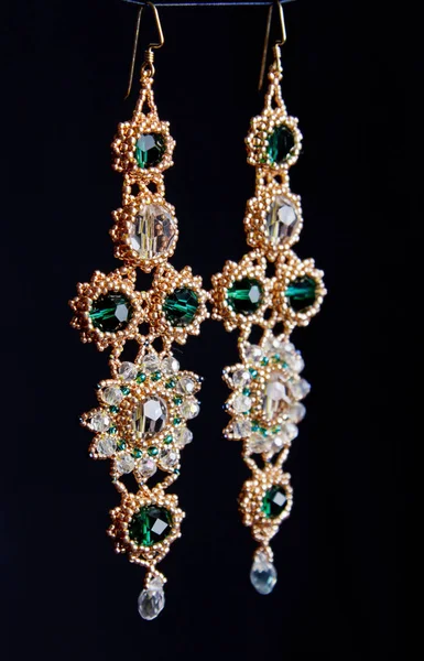 Χειροποίητα Κοσμήματα Χάντρες Στη Μακροεντολή Σκουλαρίκια Από Λευκές Χάντρες Σκουλαρίκια — Φωτογραφία Αρχείου