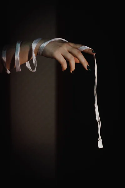 Язані Руки Стрічкою Ізольовані Чорному Тлі Підсвічені Світлом — стокове фото