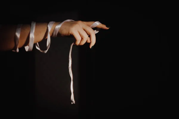 Язані Руки Стрічкою Ізольовані Чорному Тлі Підсвічені Світлом — стокове фото