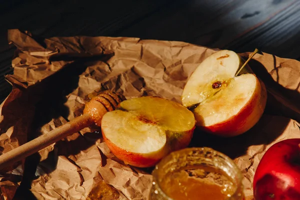 Honig Mit Hölzernem Honiglöffel Und Früchten Auf Holztisch Aus Nächster — Stockfoto