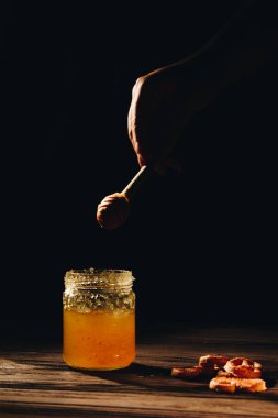 kavanoz bal simit ahşap tablo ile yakın çekim siyah arka plan üzerine bal ayı ile