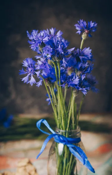 Flores Verano Estacionales Florero Flores Maíz Azules Fresas Frutas Sobre — Foto de Stock