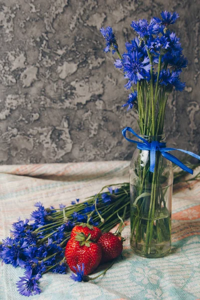 Flores Verano Estacionales Florero Flores Maíz Azules Fresas Frutas Sobre — Foto de Stock