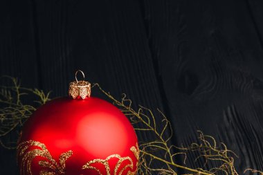 Noel yılbaşı dekorasyon kompozisyon. Metniniz için yer ile ahşap arka plan üzerinde kürk-ağaç dalları ve topları çerçevenin üstten görünüm.