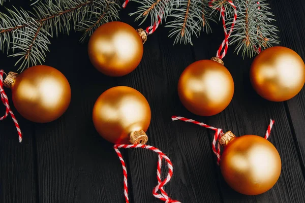 Decoraciones Navidad Colores Mesa Madera Negra Bolas Navidad Sobre Fondo — Foto de Stock