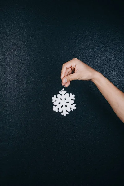 Mujer Mano Celebración Colgante Copo Nieve Juguete Para Decoración Navidad — Foto de Stock