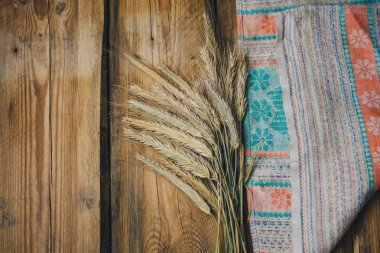 Beyaz ahşap bir masa üzerinde bir rustik tarzda bir havlu üzerinde spikelets