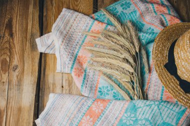 Spikelets bir havlu üzerinde ahşap arka plan üzerinde güzel yaz şapka