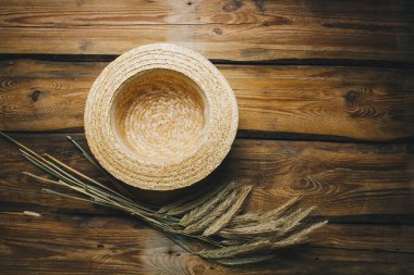 Çiftlik evi vintage tablo hasır şapka ve buğday spikelets. Kopya alanı ile sonbahar, yaz üstten görünüm. Düz yazı, metin, Bloglar, dergiler, üstbilgileri, freelanse için lay