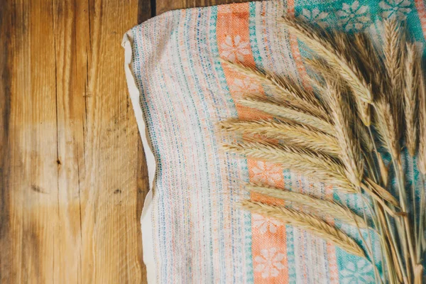 Spikelets Een Handdoek Een Rustieke Stijl Een Witte Houten Tafel — Stockfoto