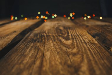 arka plan görüntüsü. Yeni yıl tarzı masaüstü duvar kağıtları. Ahşap fotoğraf çelenk ve bokeh siyah arka plan. Noel ağacı oyuncaklar. Yeni yıl.